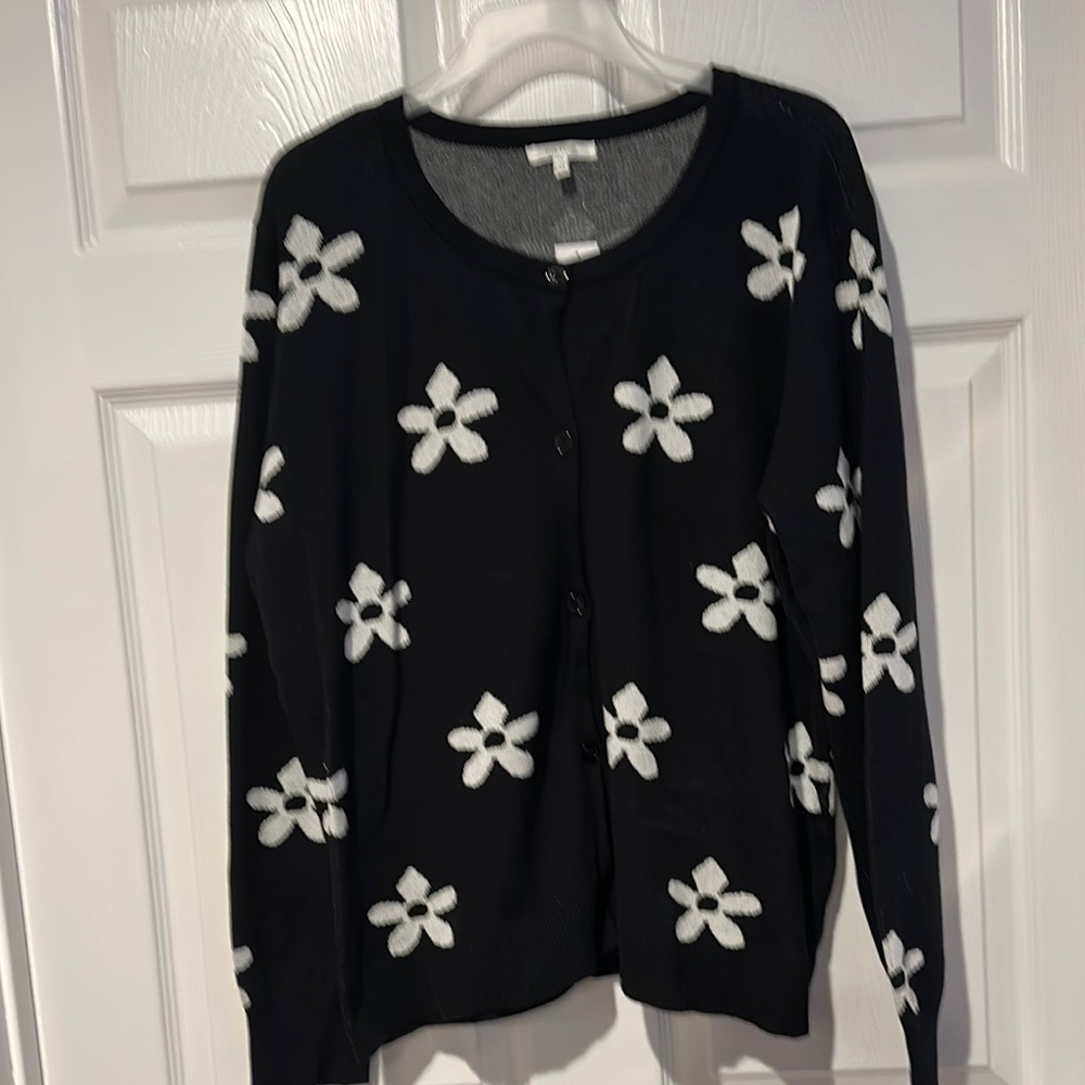 New with Tags Maurice’s Women’s Black and White Flower Cardigan Sweater-XXL